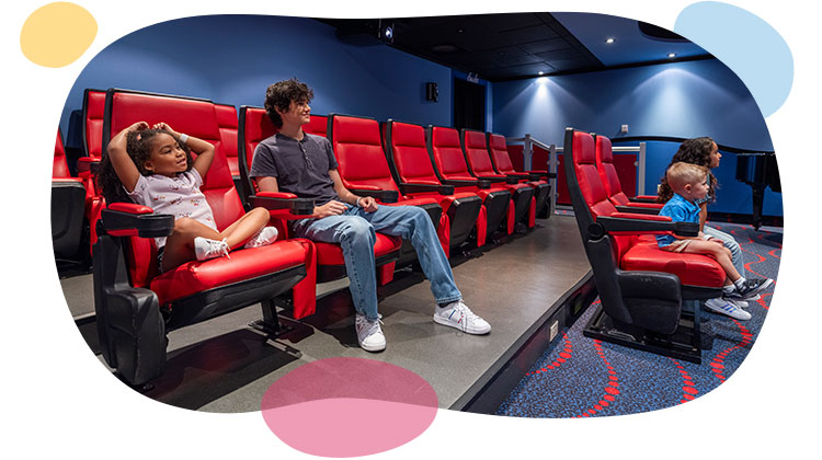 chicos en sentados en el cine del MFFC.