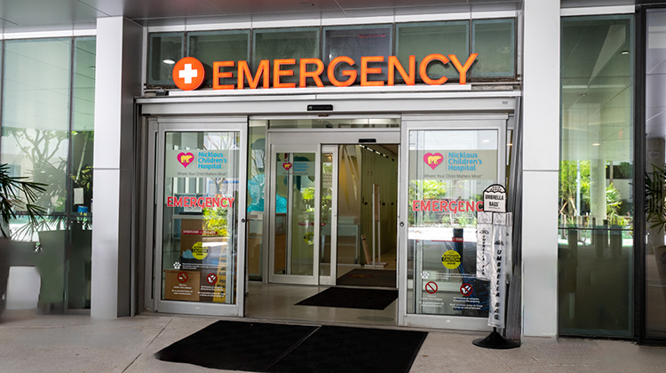 entrada al edificio de emergencias.