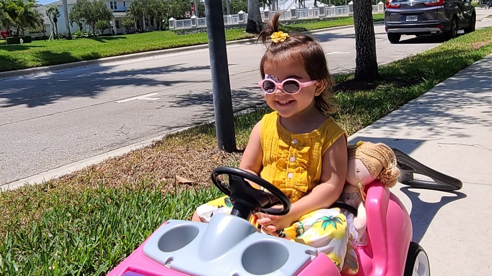 La paciente Bruna en un coche de juguete