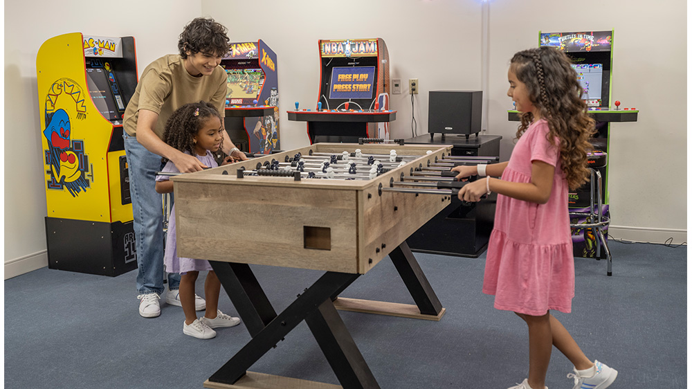 niños jugando en la sala de juegos.