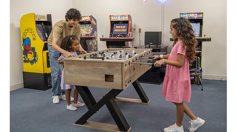 niños jugando en la sala de juegos.