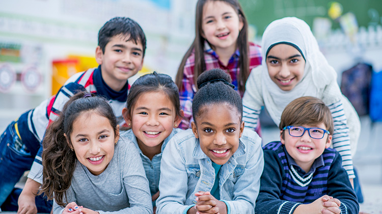 niños y niñas de diversas etnicidades.