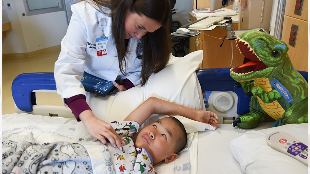 la dra. monduy visitando a tamnryn despues del implante.