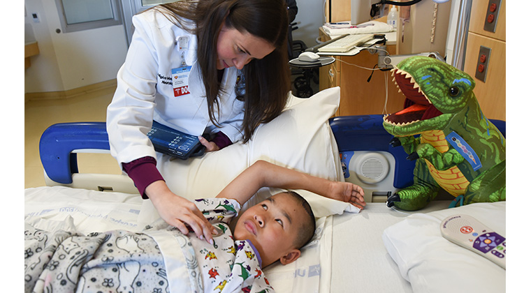 la dra. monduy visitando a tamnryn despues del implante.