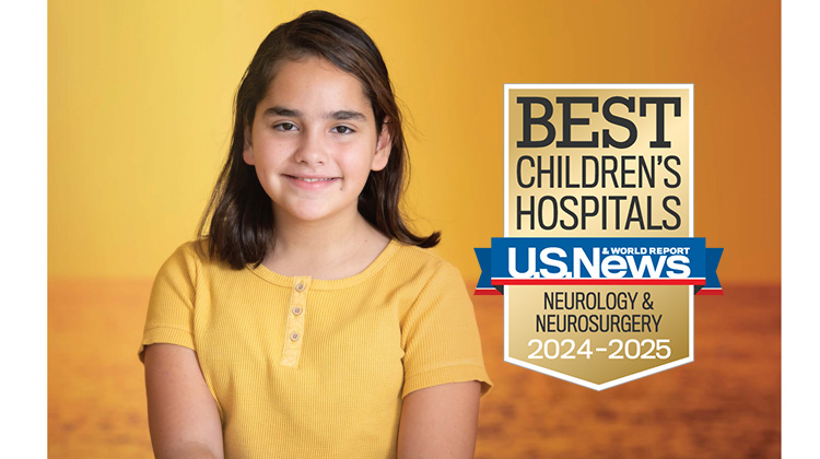 la paciente nicole con su madre tomándonse un selfie enla playa.