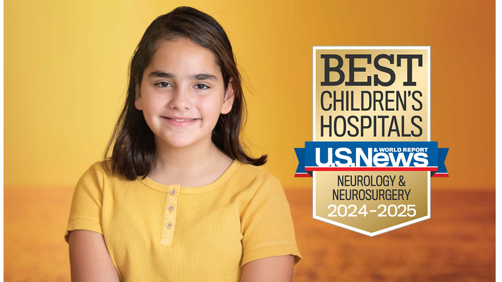 la paciente nicole con su madre tomándonse un selfie enla playa.