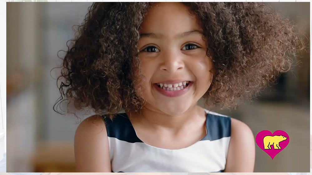 niña de cabellos rizados sonriente. haga click para ver el video.