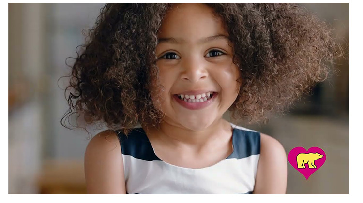 niña de cabellos rizados sonriente. haga click para ver el video.