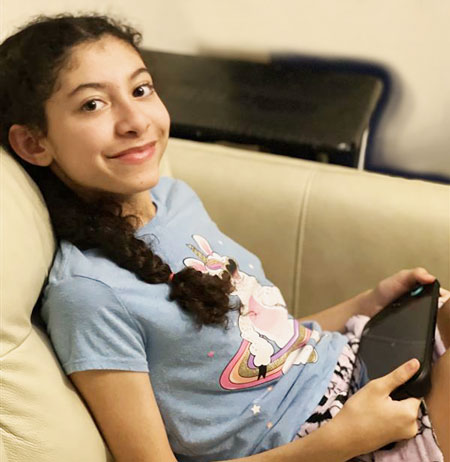 La paciente Elizabeth sentada en un sillón con su Nintendo Switch 